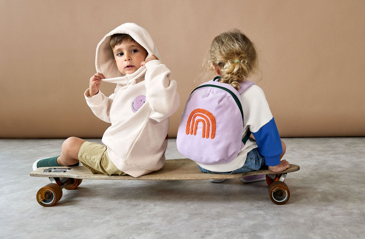 Laessig-Kindergartenrucksack-Tiny-Cord-Little-Gang-Rainbow-lilac-1203042041-Kind-mit-Rucksack-lafueliki