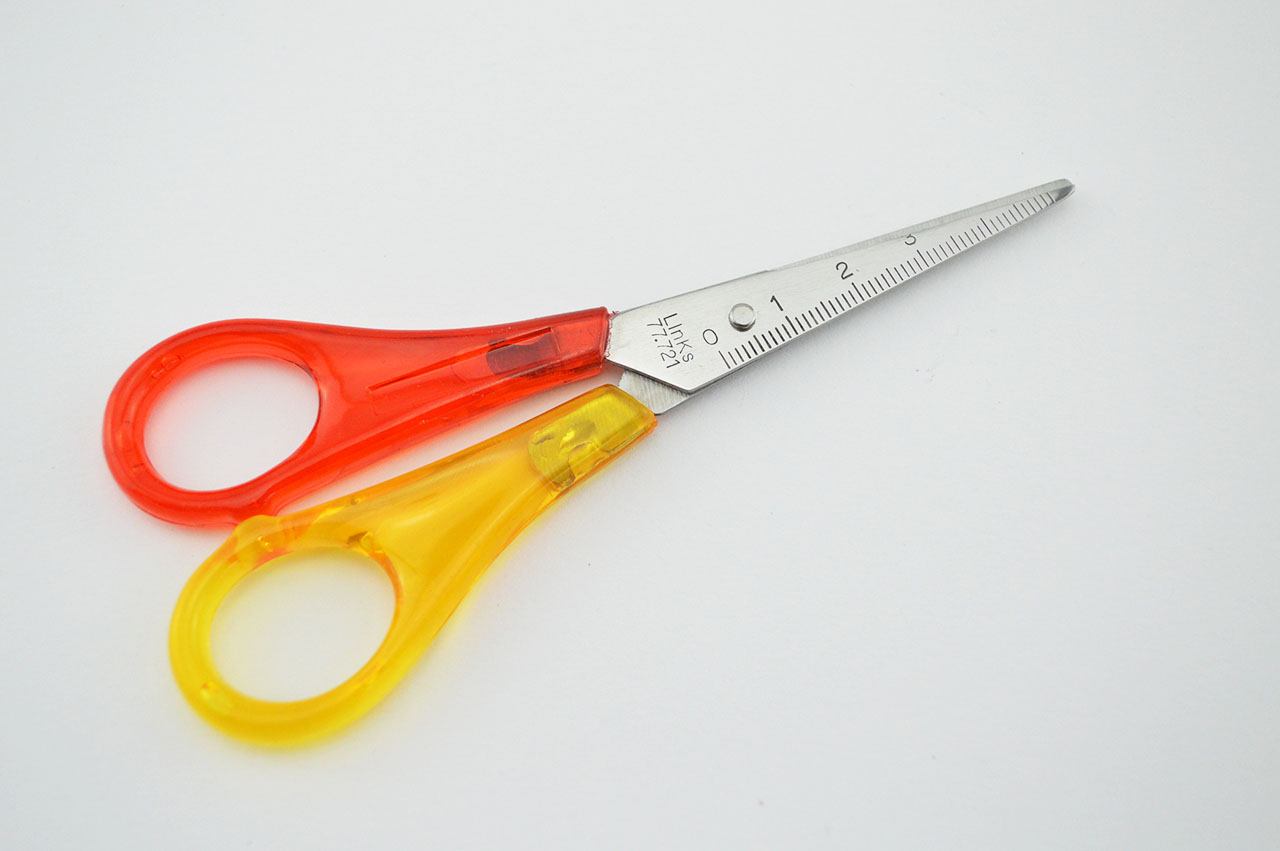 Linkshaender-Bastelschere-halbspitz-rot-gelb