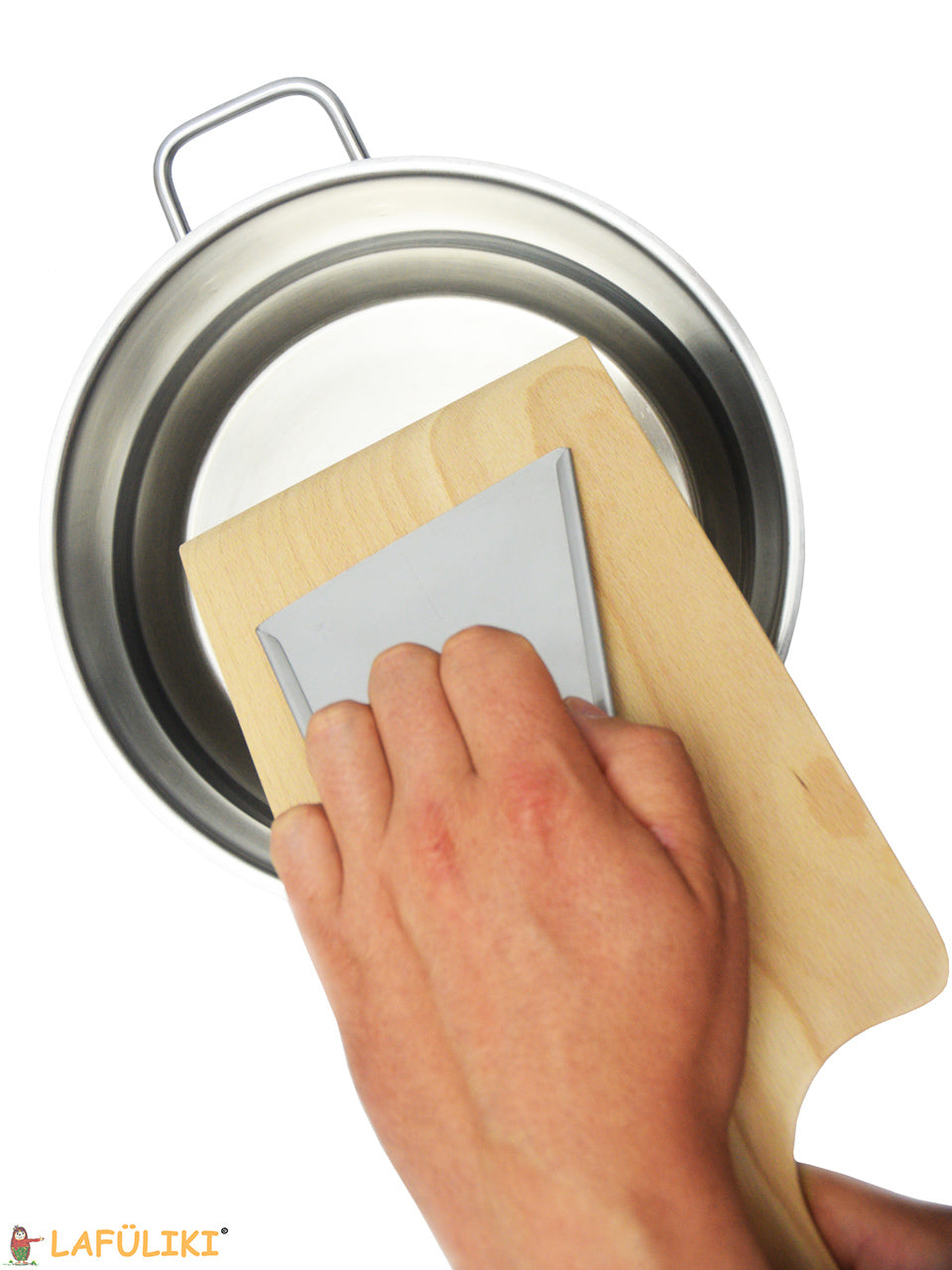 Linkshaender-Spaetzleschaber-Zuberettung-Staetzle-scharben-in-Topf-lafueliki