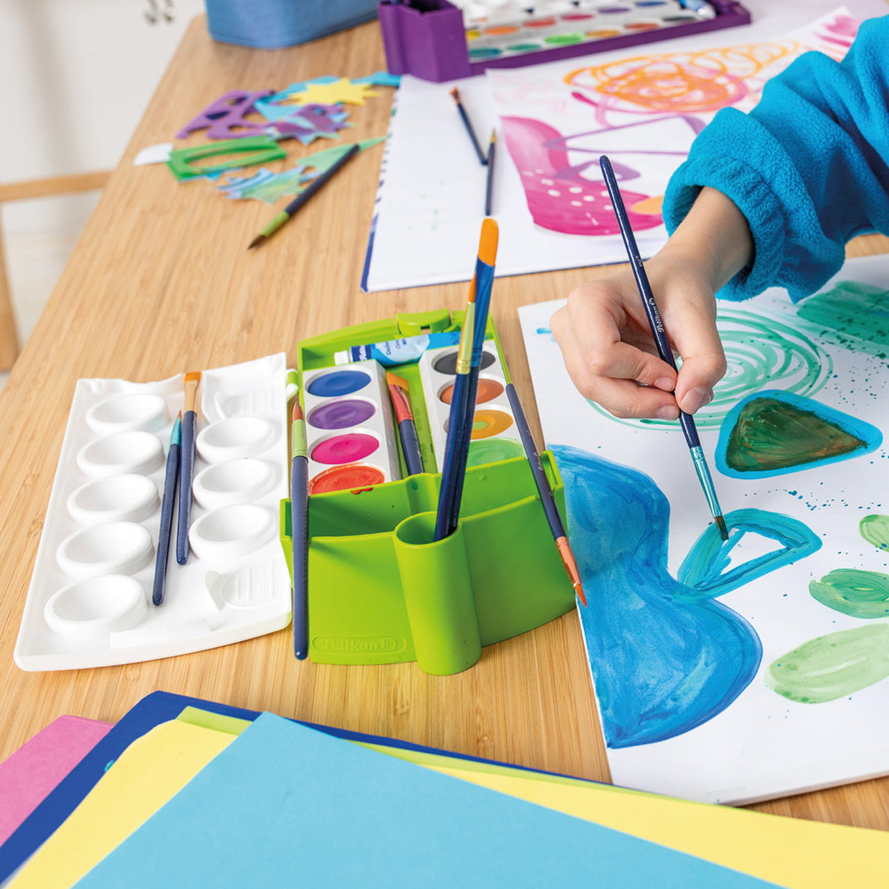 Pelikan-Wasserfarbkasten-Deckfarbkasten-K12-12-Farben-gruen-701310-anwendung-kind-beim-malen-lafueliki