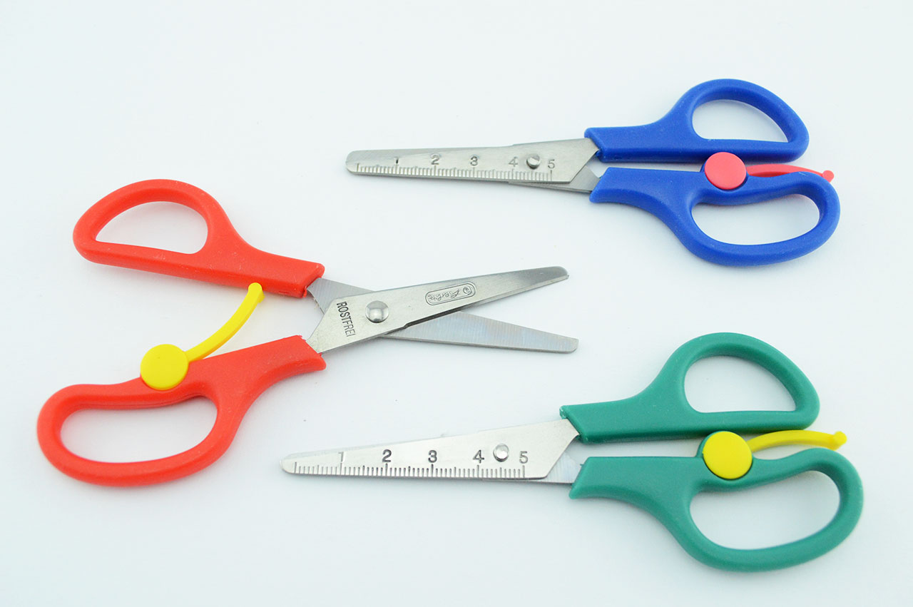 Rechtshaender-Bastelschere-Federschere-dreifingerschere