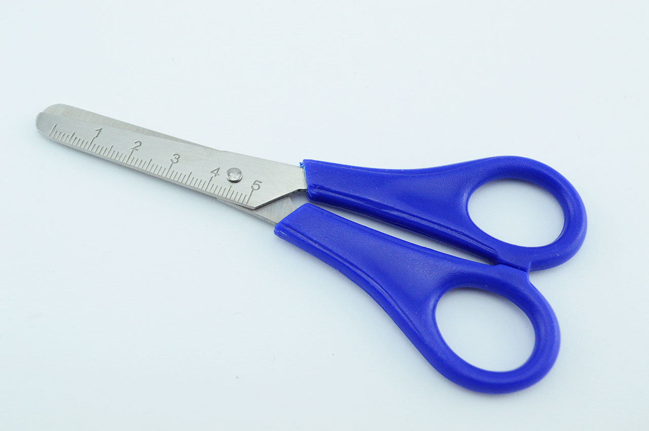 Rechtshaender-Bastelschere-abgerundet-blau