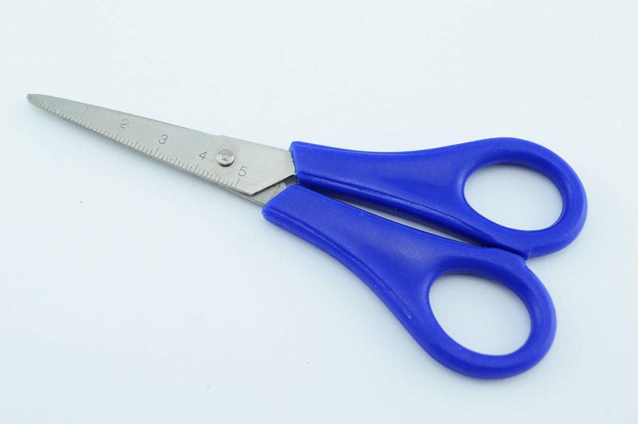 Rechtshaender-Bastelschere-spitz-blau