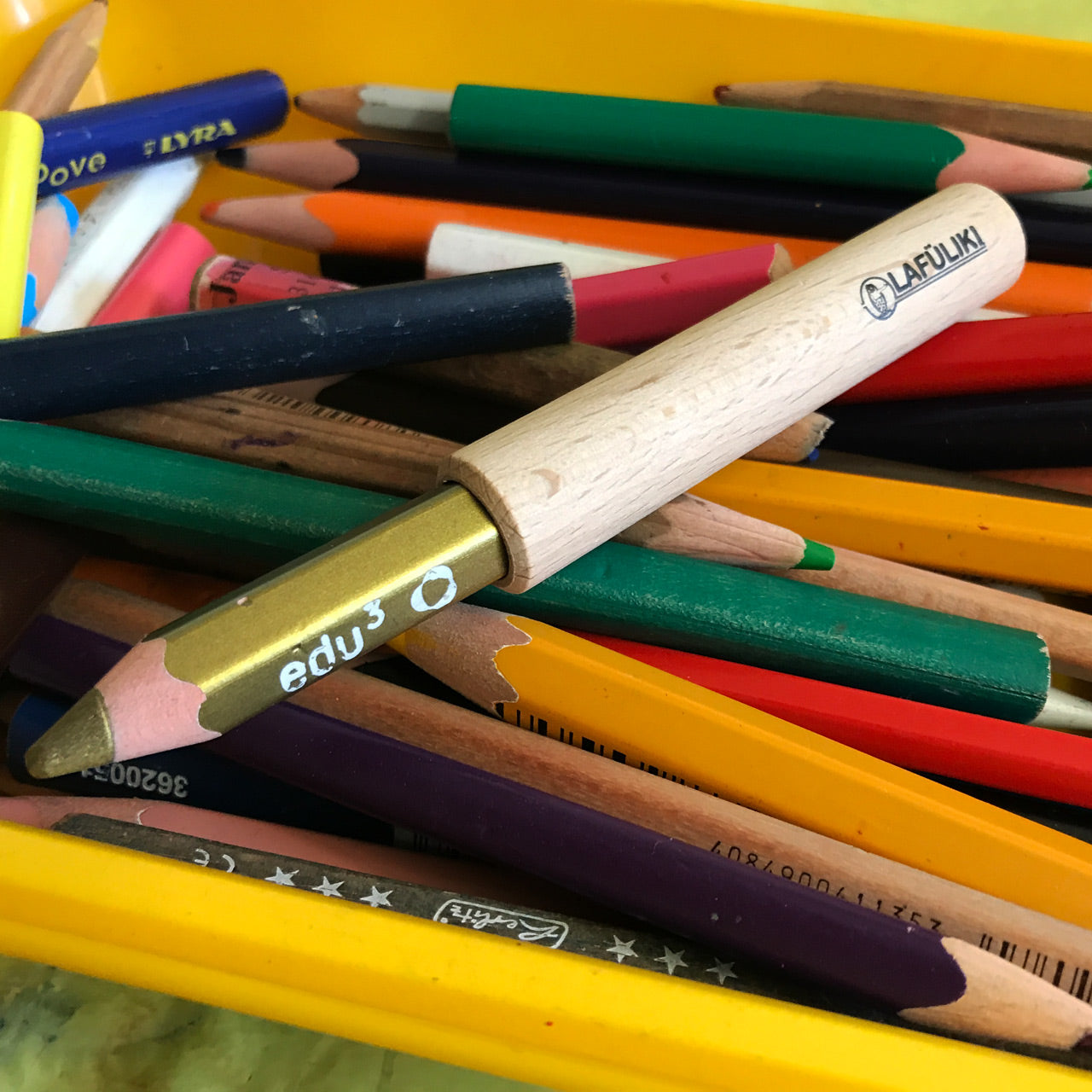 Stiftverlangerung-aus-Holz-dicke-Buntstifte-lafueliki